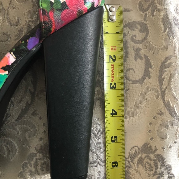 *** SOLD **Wild Diva Lounge Floral Print Platform - Picture 10 of 16